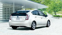 Prius generasi ketiga diluncurkan ke pasar bulan Mei 2009. Mobil memiliki ukuran bodi yang lebih besar. Sistem hybridnya pun dirombak total menggunakan mesin yang lebih besar. Di generasi ketiga ini, mobil menggunakan mesin bensin 1.8 liter dan motor 3JM untuk menghasilkan konsumsi BBM yang lebih irit, 38 km per liter. Baterai mobil juga menggunakan baterai nickel-metal hydride. Foto: Toyota