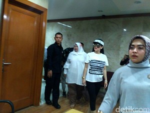 Barang Mahal Syahrini, Payung Teduh Ultimatum Musisi yang Cover Akad