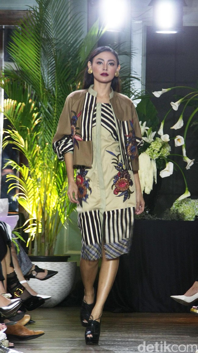 Koleksi Batik Kudus dari 11 Desainer Indonesia tergabung dalam Fashion First yang bertemakan Kembang Kudus diantaranya: Amelia Kartikasari, barli Asmara, Calla Atelier by Olivia Lazuardy dan krishandi Hartanto, Cezsz Homme, Day and Night by Yelle, Deden Siswanto, Dua Tandamata by Astrid dan Dini, Natalia Kiantoro, Noom nomi by Soetjipto Hoeijaja, Partick Owen dan Rinda Salmun. [Foto: Mohammad Abduh/Wolipop].