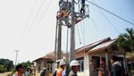 Tembus Hutan, PLN Terangi Pulau Terpencil di Bangka