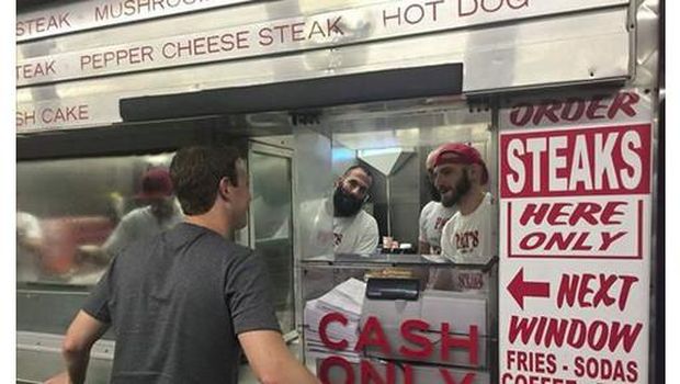Ini penampakan foto saat bos Facebook memesan cheesesteak.