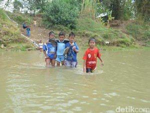 Jembatan akan Dibangun, Siswa Cirebon Ini Tak Lagi Terobos Sungai