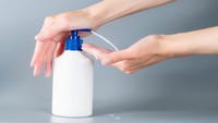Tidak ada salahnya menambahkan antiseptik pada air yang Anda gunakan saat mandi. (Foto: Thinkstock)