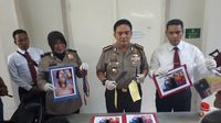 Polisi menunjukkan barang bukti milik pelaku