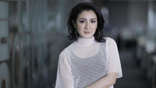 Melly Mono Jajal Lagu Balada Lagi Melly Mono Jajal Lagu Balada Lagi