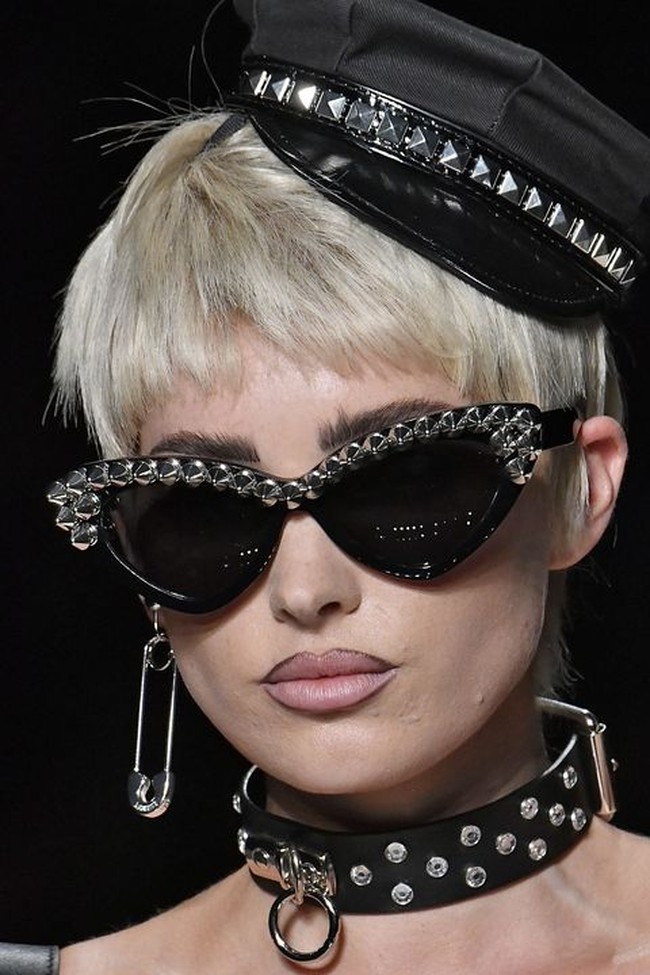  Ornamen stud kembali diminati dalam fashion show Moschino yang memberi kesan edgy dan chic. Foto: Dok. Elle