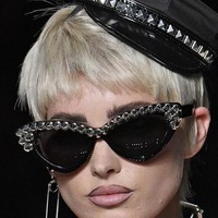  Ornamen stud kembali diminati dalam fashion show Moschino yang memberi kesan edgy dan chic. Foto: Dok. Elle