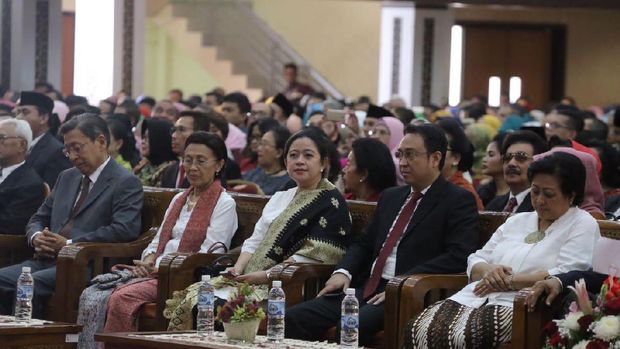Puan Maharani Dampingi Megawati Terima Gelar Honoris Causa