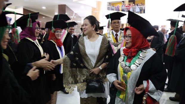 Puan Maharani Dampingi Megawati Terima Gelar Honoris Causa