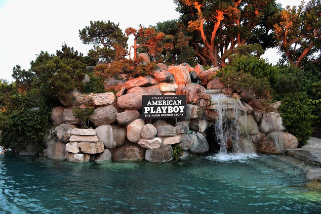 Grotto, salah satu tempat favorit Hugh Hefner saat mengadakan pesta di rumahnya. Gua buatan ini dilengkapi kolam renang, bar, dapur dan kompor listrik untuk pesta barbeque maupun minum-minum. Foto: Getty Images