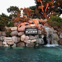 Grotto, salah satu tempat favorit Hugh Hefner saat mengadakan pesta di rumahnya. Gua buatan ini dilengkapi kolam renang, bar, dapur dan kompor listrik untuk pesta barbeque maupun minum-minum. Foto: Getty Images