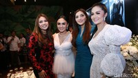 Selain itu mereka juga sempat berpose bersama Ashanty dan Yuni Shara. Pool/Palevi S/detikFoto.