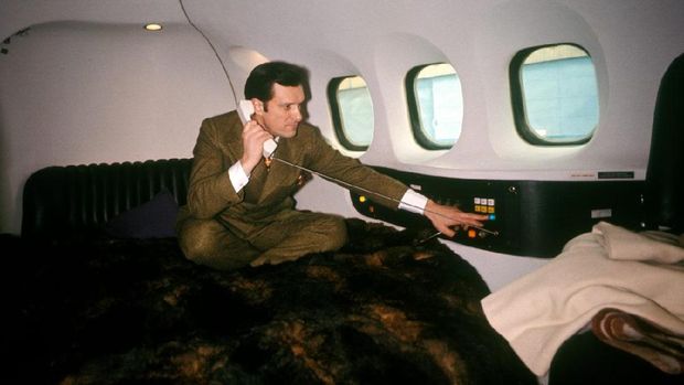 Hugh Hefner di atas tempat tidur 'Big Bunny' (dok Playboy Enterprises)