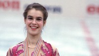 Katarina Witt dianggap sebagai salah satu atlet ice skating paling berbakat setelah dia memenangi enam gelar kejuraan Eropa, dua emas Olimpiade, dan empat titel juara dunia. Playboy mencatatkan penjualan sold out saat atlet asal Jerman ini muncul di majalah mereka. (Tony Duffy/Getty Images)