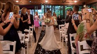 Mesi menggelar upacara pernikahan lengkap dengan gaun putih, kue pengantin tiga lapis, para pengiring pengantin dan 70 tamu undangan. Foto: Micaela Martini/Facebook