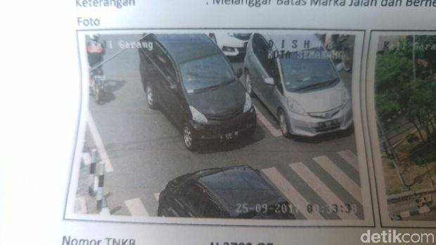 Bukti foto dari kamera CCTV juga ditunjukkan kepada pelanggar lalu lintas. 