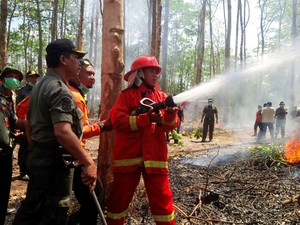 Warga di Kawasan Hutan di Bondowoso Berlatih Padamkan Kebakaran