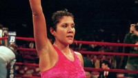 Mia St. John adalah petinju asal Amerika Serikat yang muncul di majalah Playboy pada November 1999. Playboy memberinya 11 halaman khusus pada edisi tersebut. (Al Bello /Allsport)
