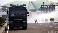 Water cannon disiagakan di depan gedung Kura-kura.