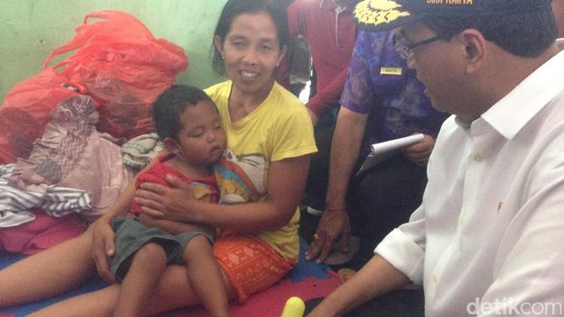 Menhub Budi Karya mengunjungi pos pengungsi Gunung Agung, Bali.