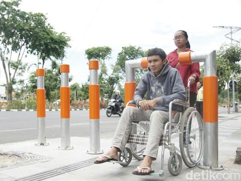 Desain ulang besi pembatas ramah difabel/
