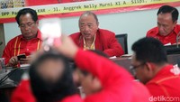 Plt Ketua Umum SOKSI Ali Wongso Sinaga didampingi Ketua Dewan Pembina SOKSI Oetojo Oesman memberikan keterangan pers di kantor DPP Partai Golkar, Slipi, Jakarta Barat, Kamis (29/9/2017).