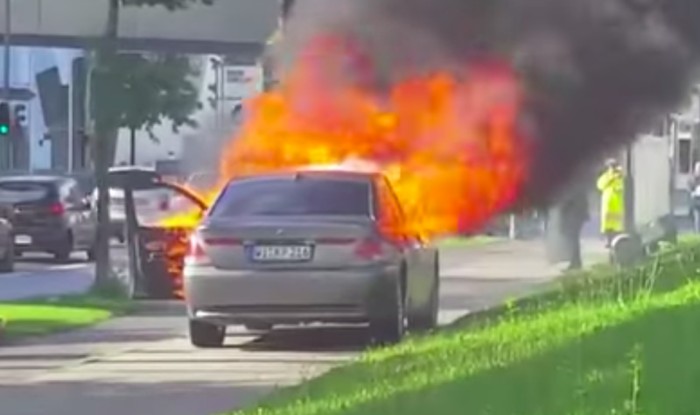 Protes Mobil Rusak Tak Digubris, Pria Ini Bakar Mobilnya