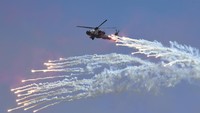 Helikopter Navy Lynx mengeluarkan nyala api