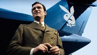Hugh Hefner membeli sebuah pesawat pribadi saat ia berumur 43 tahun. Tidak tanggung-tanggung, pesawat yang dinamainya Big Bunny itu dicat serba hitam dan diberi gambar Playboy yang ikonik di bagian ekornya (dok Playboy Enterprises)