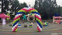Dari pantauan detikcom di lokasi terlihat ada dua unit kendaraan Kekasih Juara yang didominasi oleh warna merah muda.