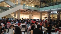 Kita memberikan servis yang khusus. Untuk nasabah Mega First, voucher-vouchernya banyak yang sudah kita kirim duluan. Kita udah kirim paket turnya juga, jadi mereka sudah bisa memilih sebelum hari H. Mereka udah pilih-pilih mau kemana, datang ke sini tinggal bayar, ujar Kostaman Thayib, Direktur Utama Bank Mega (Wahyu Setyo/detikTravel)