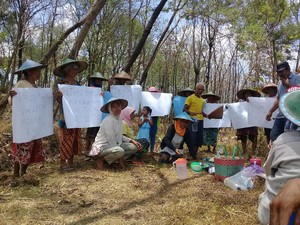 Masih Pikul Hasil Panen, Petani Magetan Minta Akses Jalan