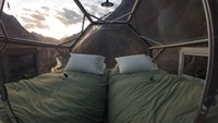 Di dalamnya, disediakan kasur dan bantal yang empuk serta selimut untuk menghangatkan badan (Dok. Skylodge Adventure Suites/Facebook)