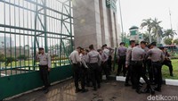 Polisi bersiaga di depan gerbang utama gedung DPR/MPR.