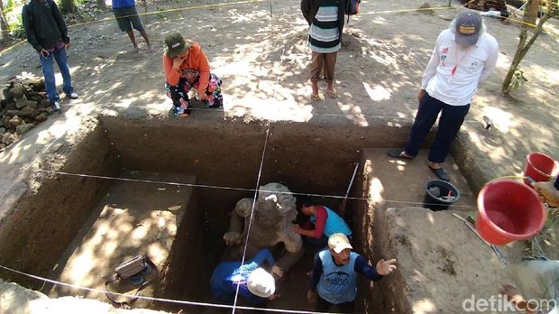Arkeolog Temukan Arca Dwarapala di Kediri