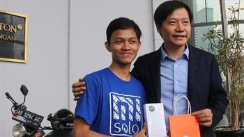 Lei Jun berfoto dengan salah seorang Mi Fans saat berkunjung ke Indonesia. Perusahaan ini memang memiliki basis pengguna yang cukup loyal. Foto: Dok. Xiaomi