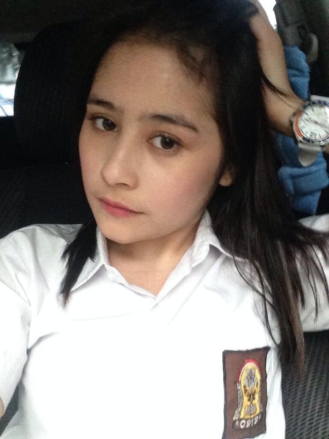 Bintang pemeran Ganteng-Ganteng Srigala, Prilly Latuconsina juga terlihat memesona saat pakai seragam SMA.Foto: Istimewa