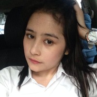Bintang pemeran Ganteng-Ganteng Srigala, Prilly Latuconsina juga terlihat memesona saat pakai seragam SMA.Foto: Istimewa