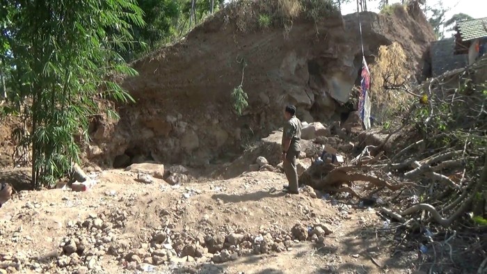 Tebing Ambrol, Dua Pencari Batu Tewas