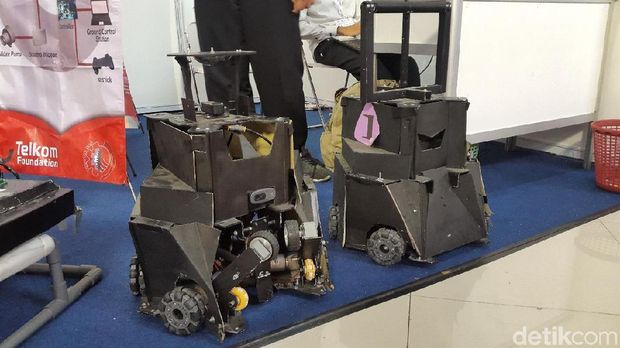Robot Sepak Bola karya mahasiswa Telkom University