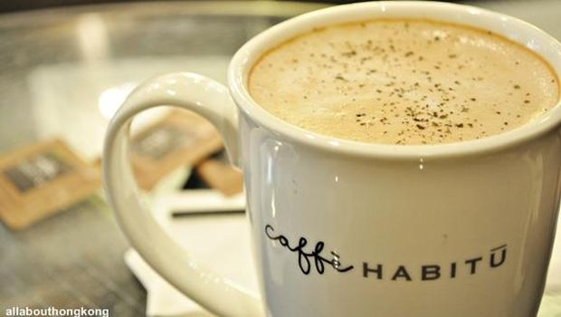Sajian minuman hangat di Cafe Habitu.