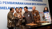 Turut hadir Kepala Divisi Institution 2 Bank BRI Sigit Murtiyoso dan Wakil Kepala Divisi Jaringan Mikro Bank BRI Hari Setiono yang turut menyaksikan penandatangan Perjanjian Kerjasama Pembayaran Iuran BPJS Kesehatan melalui Agen BRILink, yang dilaksanakan di Kantor Pusat Bank BRI, Jakarta (28/9). Foto: dok. BRI