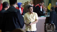 Majelis hakim menyatakan Fahd bersalah melakukan tindak pidana korupsi proyek pengadaan Alquran dan proyek pengadaan alat laboratorium Madrasah Tsanawiyah TA 2011-2012.