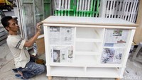 Menurut HIMKI, setidaknya ada 10 langkah yang perlu dilakukan untuk meningkatkan daya saing industri mebel Indonesia antara lain dengan peremajaan alat dan teknologi produksi.
