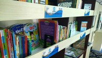 Rail Clinic juga menyediakan buku dongeng dan cerita anak. (Djoko Setijowarno).