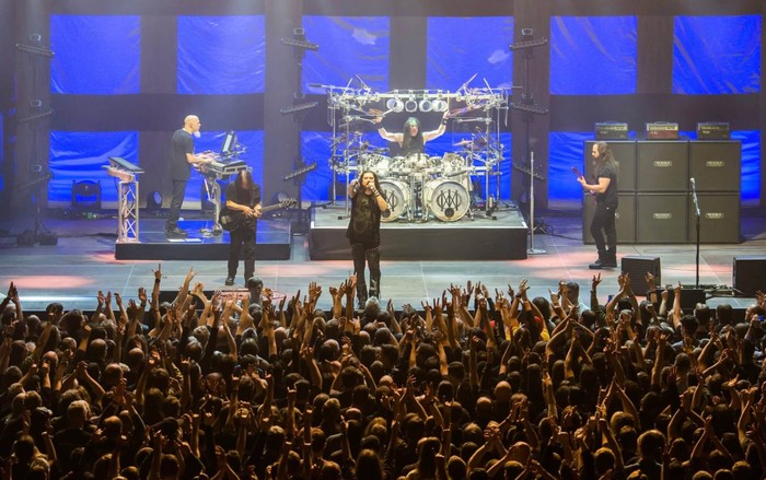 Dream Theater saat konser rangkaian tur Images Words and Beyond 2017
