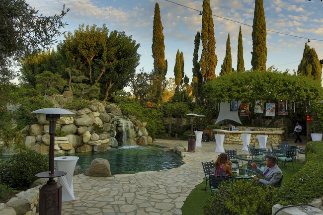 Rumah di kawasan elit Holmby Hills ini memiliki 29 kamar dan kerap digunakan untuk berpesta bersama para Playboy Playmate. Pintu masuknya pun terlihat sangat mewah. Foto: Getty Images