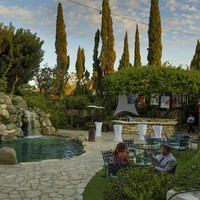 Rumah di kawasan elit Holmby Hills ini memiliki 29 kamar dan kerap digunakan untuk berpesta bersama para Playboy Playmate. Pintu masuknya pun terlihat sangat mewah. Foto: Getty Images