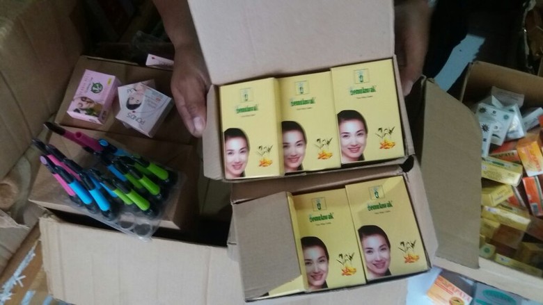 BPOM Surabaya Sita Puluhan Ribu Kosmetik Berbahaya dan Tak Berizin BPOM Surabaya Sita Puluhan Ribu Kosmetik Berbahaya dan Tak Berizin