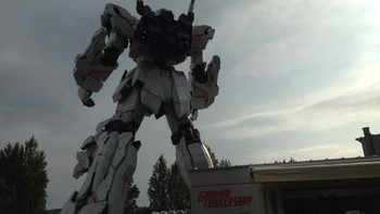 Mode pertama, yakni Destroy Mode, di mana patung akan memancarkan sinar berwarna pink. Foto: istimewa